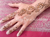 Learn how to create quick and beautiful sangeet strips for henna parties in this mehndi class.