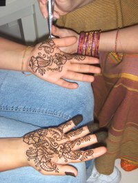 Professiona henna tattoos in Orlando for Eid henna hands.