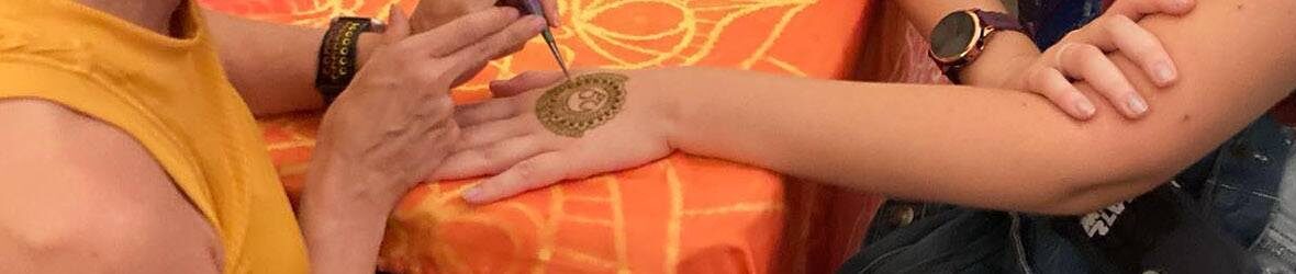 Henna mandala being done
